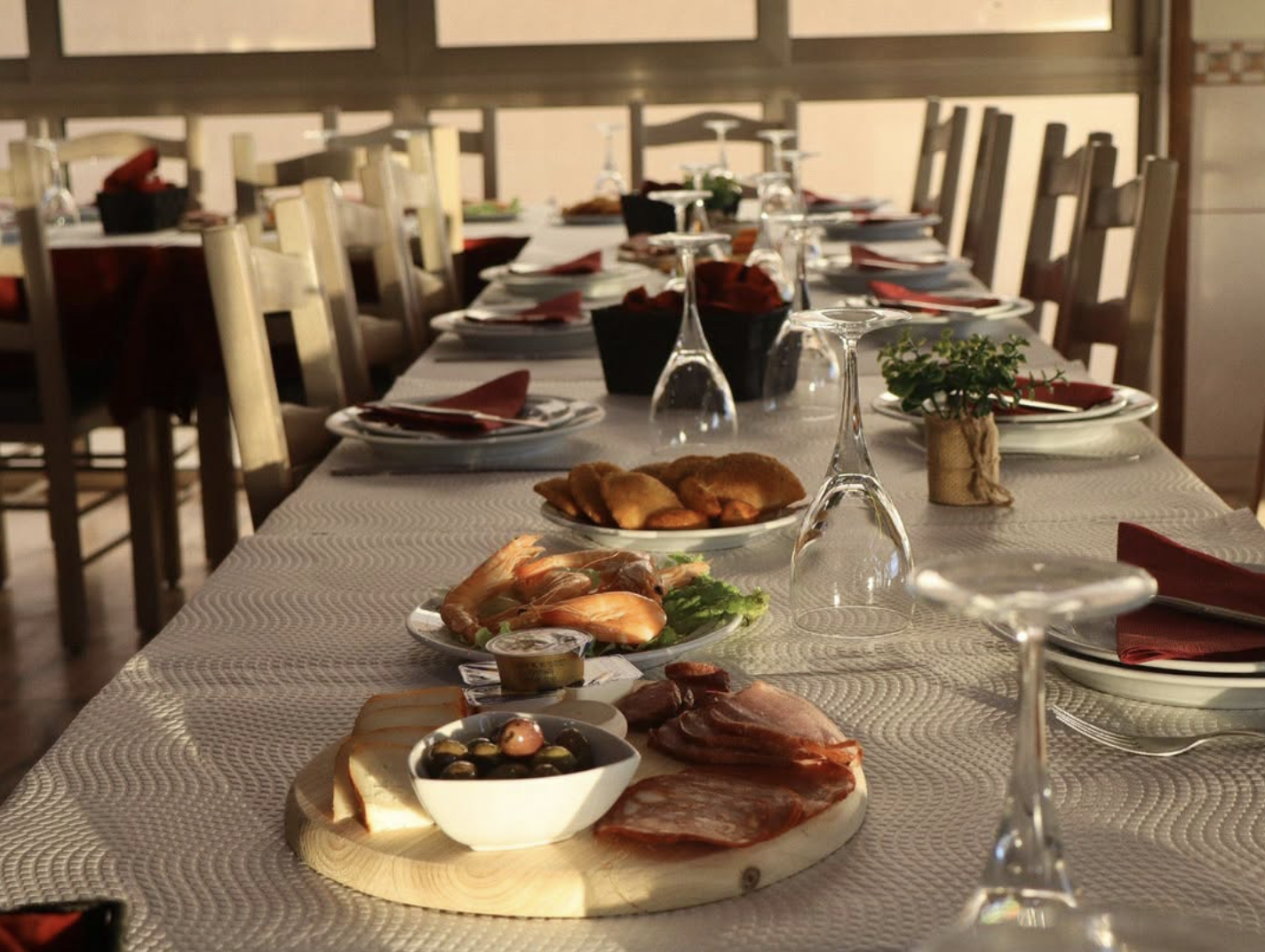 Peixe fresco grelhado no Restaurante Os Golfinhos - Calçadão de Quarteira, Algarve